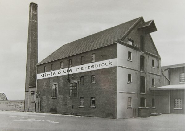 Die ehemalige Nöllmannsche Mühle in Herzebrock. Carl Miele kaufte die Dampf-, Mahl- und Sägemühle 1898, ein Jahr vor Gründung seiner Zentrifugenfabik Miele & Cie..Teile davon stehen bis heute. - © Repro/Heimatverein