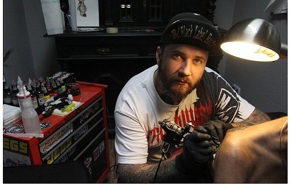 Sebastian Rozwadowski ist ein echtes Multitalent und hat Erfolg mit der Herstellung von Karpfenködern und dem Tätowieren. - © FOTO: SCHULZ