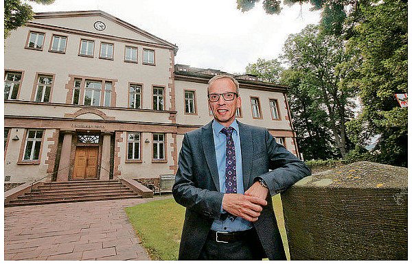 Der alte und neue Bürgermeister der Stadt Höxter, Alexander Fischer, vor dem Stadthaus am Petri-Tor, dem Sitz der Stadtverwaltung Höxter. - © Foto: David Schellenberg