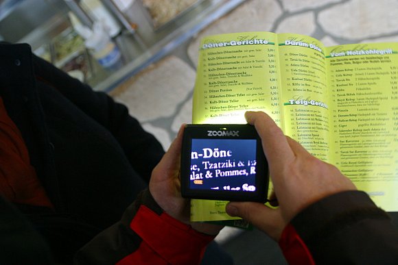 Großanzeige: Mit dem mobilen Lesegerät kann Siegfried Hartmann auch diese Speisekarte lesen. - © Christine Warnecke