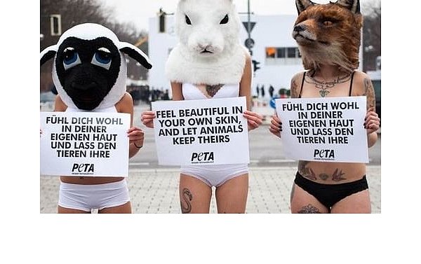 Die Tierrechtler von PETA klären in Bielefeld zum Thema "Leder"auf. - © PETA