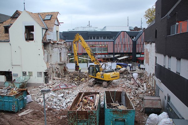 Blick in Richtung Marktplatz: Durch den Abriss und den Neubau kommt es zu Veränderungen für die Marktbeschicker. - © David Schellenberg