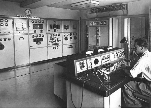 Analoge Technik: Das Schaltpult im Senderraum - vorn ein Bakelit-Telefon. - © Archiv Ulrich Stille