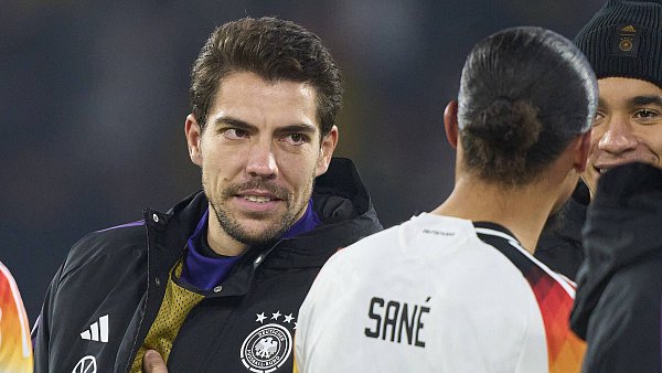 Stefan Ortega Moreno (l.) spricht nach dem Spiel gegen Bosnien-Herzegowina mit Leroy Sané und Jamal Musiala. - © IMAGO/ActionPictures
