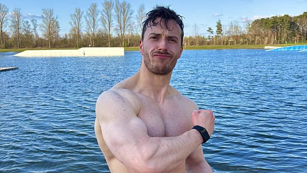 Beim Schwimmen im Bergsee wird Max Breitsprecher zum Schutz gegen die Kälte einen Neoprenanzug tragen. - © Max Breitsprecher