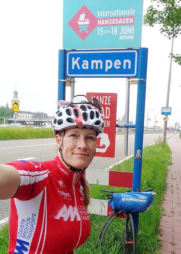 Angekommen: Nach 210 Kilometern Tagesfahrt mit dem Sportroller erreichte Martina Uekermann die Stadtgrenze von Kampen, Gastgeber der "Hanzedagen". - © Privat