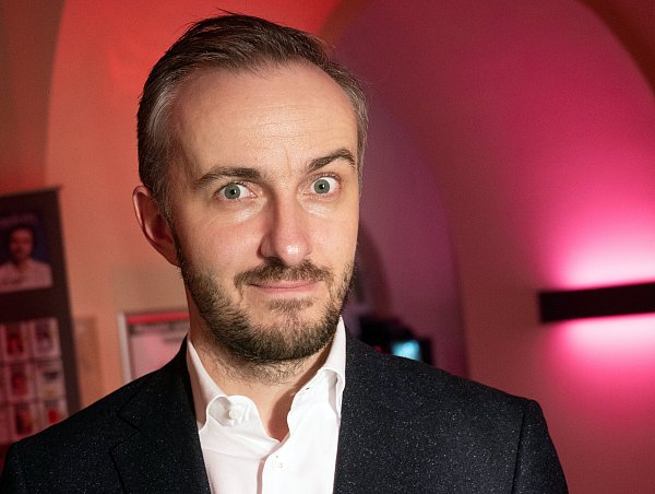 Jan Böhmermann ist am 18. Januar 2025 zu Gast in Halle in der OWL-Arena. - © dpa