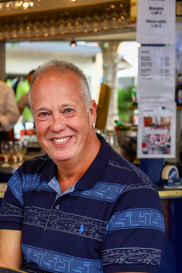 Werner Schulert aus Lage ist Fan der Modenschau, organisiert von der Recyclingbörse. - © Daniel Salmon