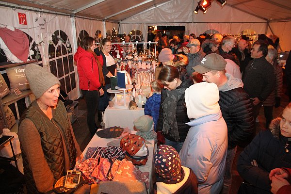 Stimmungsvolles Ambiente beim Borchener Adventsmarkt rund um den Mallinckrodthof. - © Johannes Büttner