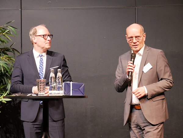 Stefan Genth verabschiedet Thomas Kunz. - © Jemima Wittig
