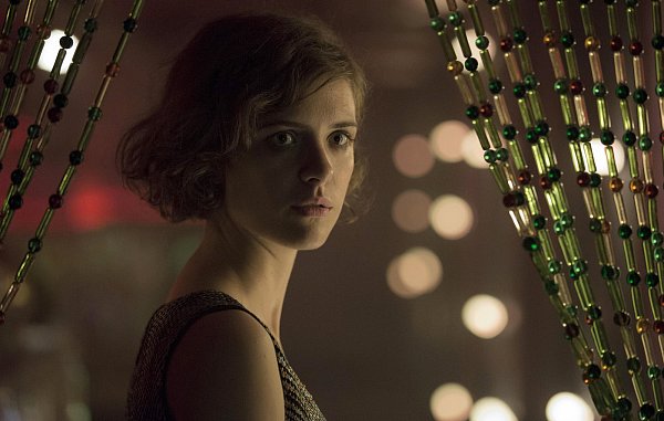 Liv Lisa Fries ist als Charlotte Ritter eine der Schlüsselfiguren der Serie. - © ARD Degeto/X-Filme/Beta Film/Sky