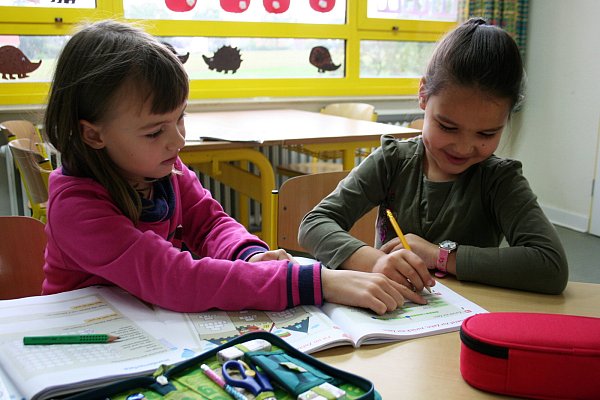 Große helfen Kleinen: Laurien (zweites Schulbesuchsjahr) erklärt Natalie (erstes Schulbesuchsjahr) die Rechenaufgaben. - © Isabelle Helmke