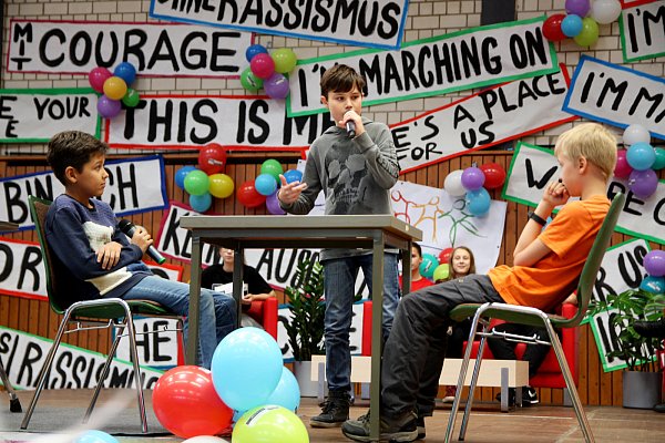 Rapbattle: „Migrant“ Smajl (l.) gegen „AfD-Wähler“ Kevin (r.). Felix muss schlichten. - © Noah Matzat