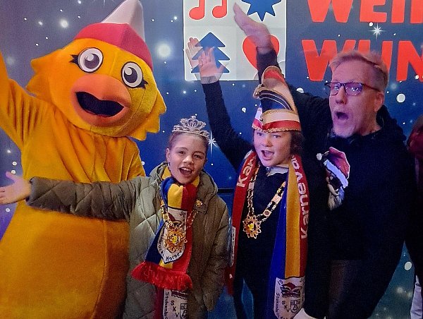 Beim Weihnachtswunder auf dem Domplatz: Amelie I. Lillmannstöns und Jona I. Dupke (Foto l.) mit Maskottchen Kiki und WDR2-Moderator Jan Malte Andresen. - © privat