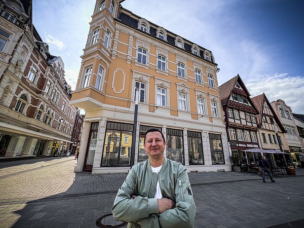 Admir Selimovic hat mit der Immobilie in prominenter Herforder City-Lage einiges vor. - © Daniel Salmon