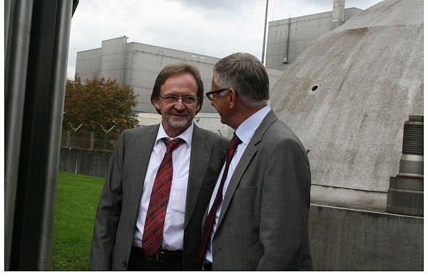 Manfred Winnefeld (l.), Leiter des Kraftwerkes Würgassen, und Ralf Güldner, Geschäftsführer von Eon Kernkraft, sind froh und stolz, dass der erste Rückbau eines kommerziell genutzten Kernkraftwerkes abgeschlossen ist. - © FOTO: TORSTEN WEGENER