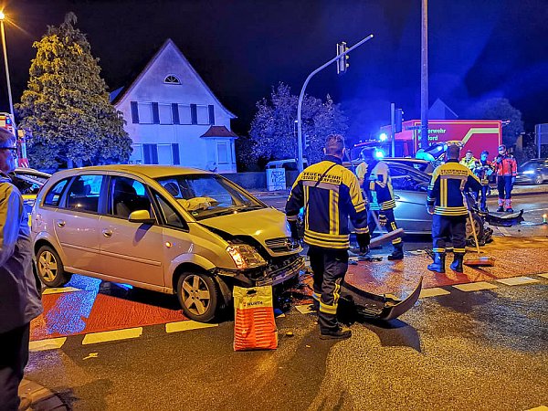 Die Fahrzeuge waren deutlich beschädigt. - © Feuerwehr Herford