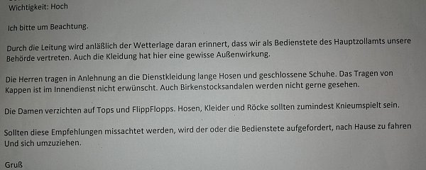 Das Schreiben weist darauf hin, dass Birkenstock-Sandalen "nicht gern gesehen" sind. - © Screenshot: Privat