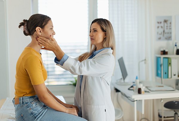 Im Jahr 2023 gingen insgesamt 21,9 Prozent der AOK-versicherten Jugendlichen im Alter zwischen zwölf und 17 Jahren zu den medizinischen Checks. Im Vorjahr waren es nur 18,2 Prozent. - © AOK/colourbox/hfr