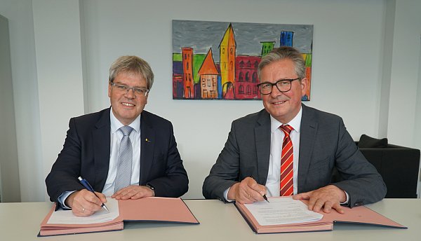 Paderborns Bürgermeister Michael Dreier (r.) und Borchens Bürgermeister Uwe Gockel haben den Vertrag für ein interkommunales Gewerbegebiet unterzeichnet. - © Joanna Becker/Stadt Paderborn