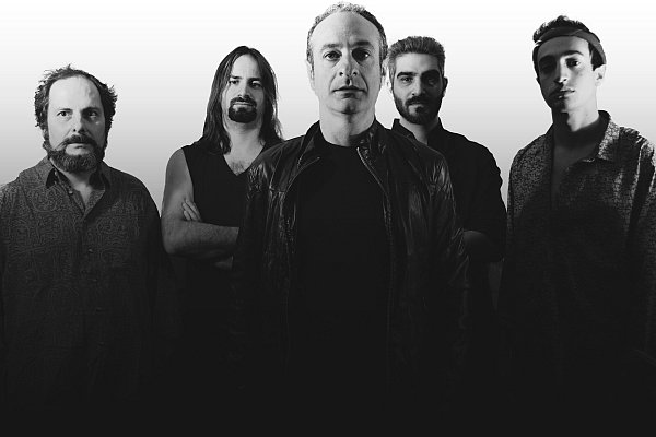 Das Konzert wird das Publikum auf eine musikalische Reise durch die klassischen Alben von Genesis führen, darunter Trespass, Nursery Cryme, Foxtrot, Selling England by the Pound, The Lamb Lies Down on Broadway, A Trick of the Tail und Wind and Wuthering. - © Systemadministrator