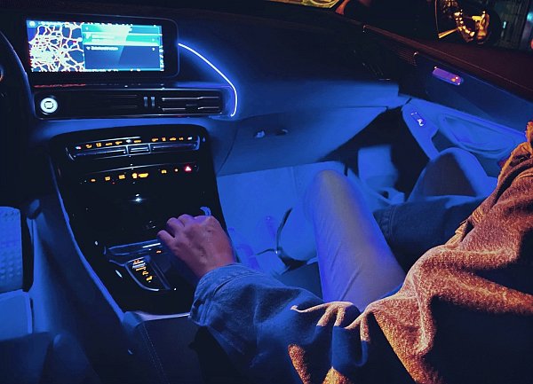 In Skywalker-Blau zeigt das „Raumschiff" EQC auch bei Nacht, dass es gegen das Verbrenner-Imperium „rebelliert".  - © Maximilian Mühlenweg