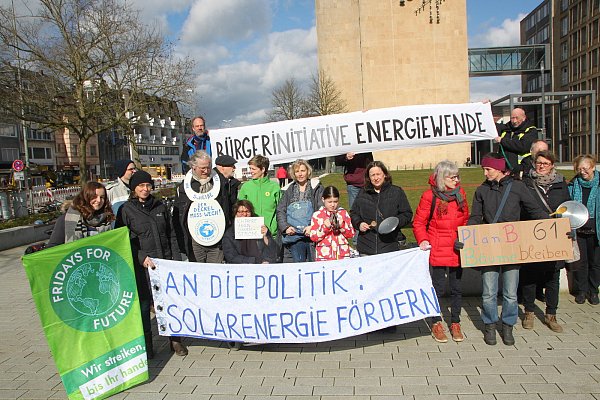 Die überparteilichen „Parents for future“ protestieren am Rathaus Richtung Berlin gegen die Deckelung der Förderung von Photovoltaikanlagen. - © Rolf Birkholz