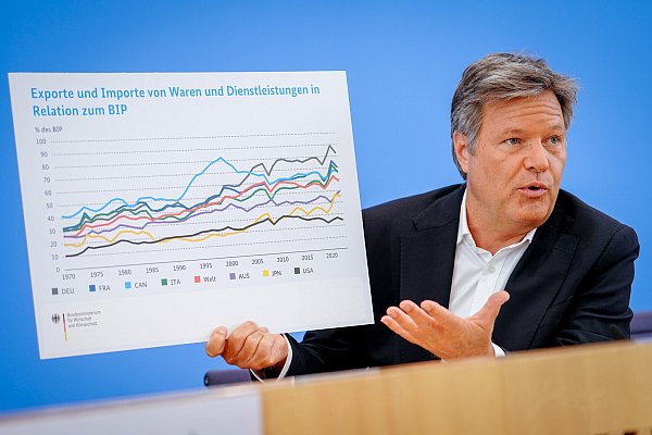 Eine der letzten Amtshandlungen für Robert Habeck als geschäftsführender Bundesminister für Wirtschaft und Klimaschutz: Er stellte die Frühjahrsprojektion der geschäftsführenden Bundesregierung vor. - © picture alliance/dpa