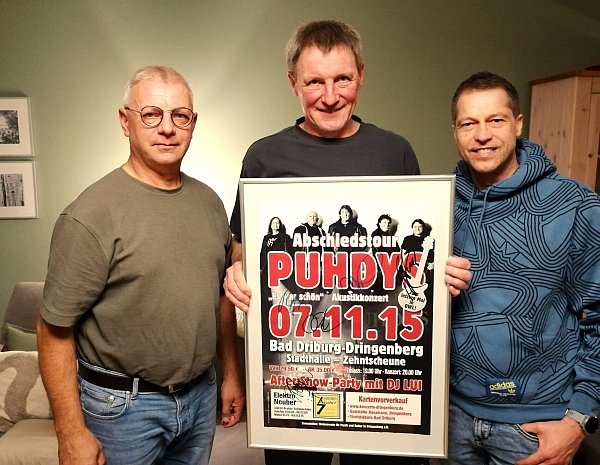 Ludger Pape (v. l.), Stefan Pape und Bernd Nahen holten die "Puhdys" 2003 und 2015 nach Dringenberg - und haben das Konzert-Plakat natürlich aufbewahrt. - © Doris Dietrich