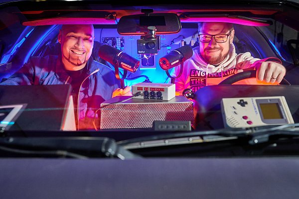 Seit Februar 2025 streamen Roman Dumitrescu (l.) und Tommy Falkowski vom Fraunhofer IEM alle zwei Wochen den Zukunftspodcast "Outatime". - © Fraunhofer IEM / Janosch Gruschczyk