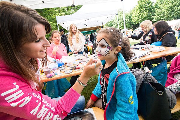 Bunt: Marie Kleewald schminkt die sechsjährige Angeli Demir. - © Björn Leisten
