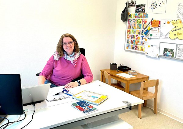 In ihrem Leitungsbüro hat Simone Kremoper auch einen extra Tisch für die „Büroarbeit“ der Kinder vorgesehen. Dort können sie dann Listen anfertigen oder Buchstaben abschreiben. Einmal im Monat ist dort auch Kindersprechtag. - © Kita/Schlichter