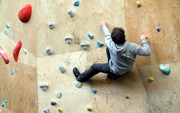 In der Felsmeister Boulderhalle in Bad Oeynhausen könnte Geübte und Anfänger auf zahlreichen Pfaden klettern. - © Thorsten Gödecker