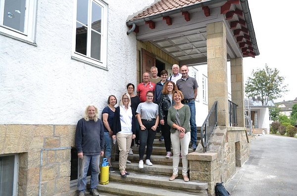 Am alten Haupteingang: Einige der vielen fleißigen Helfer und Unterstützter der neuen Grundschule St. Walburga. - © Silke Riethmüller