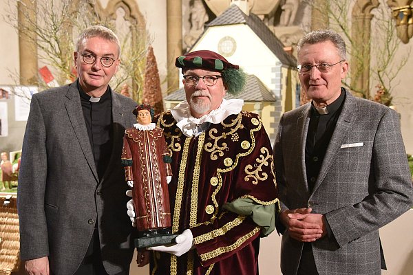 Ein Original, Bruderschaftsmeister Berhnhard Riedel (Mitte) hält die neue Figur in der Hand. Mit ihm freuen sich Prälat Thomas Dornseifer (l.) und Dompropst Joachim Göbel. - © Foto: pdp/Thomas Throenle