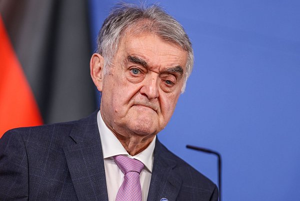 Herbert Reul (CDU), Innenminister in Nordrhein-Westfalen, ist empört über den Betrug. - © Christoph Reichwein/dpa