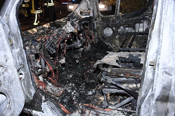 Feuer: In der Nacht auf Samstag brannte ein Citroen-Jumper. - © Andreas Eickhoff