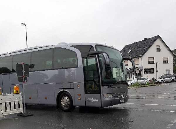 Dieses Foto hat uns Leser Eckhard Kröning geschickt. Es zeigt, wie ein Busfahrer die Sperrung ignoriert. - © Eckhard Kröning