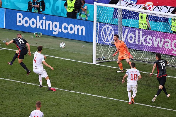 In der Nachspielzeit sorgte Mario Pasalic (l) mit seinem Treffer für die Verlängerung. - © Wolfgang Rattay/Pool Reuters/AP/dpa
