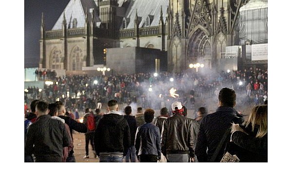 Ein Jahr nach der Kölner Silvesternacht von 2015 kontrollierte die Polizei bestimmte Personen im Umfeld des Doms. - © dpa