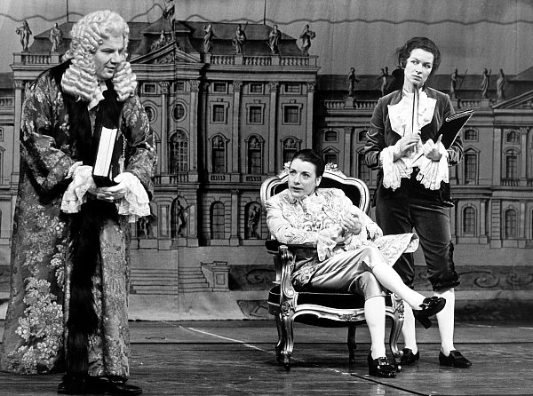 1969, Stuttgart: Hannelore Hoger (M.) als Friedrich II. neben Traugott Buhre (l.) als Voltaire und Elisabeth Schwarz als Keith bei der Uraufführung der ostdeutschen Komödie "Dieb und König" von Rolf Schneider. - © Fritz Fischer/dpa
