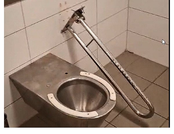 Auf den Toiletten im Servicecenter in Beverungen hat es einen Fall von Vandalismus gegeben. Nicht das erste Mal. Die Stadt zieht nun Konsequenzen. - © Stadt Beverungen