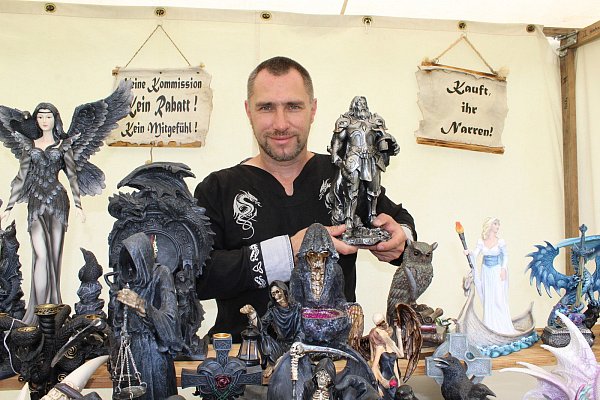 Mystisch: Gothik- und Drachenfiguren konnten die "Narren" auf dem Mittelaltermarkt bei Michael Flick für ein paar "Taler" erwerben. - © Simon Steinberg