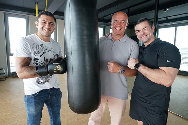 Noch im Trainingsmodus: Leon Harth (l.) bereitet sich mit seinem Bielefelder Trainer Alexander Bich (BC Vorwärts) im Sporting Club Lenkwerk von Stefan Berger (r.) auf seinen nächsten Kampf vor. Sein Gegner ist der noch ungeschlagene Niederländer Giovanni Rijkaard. - © Peter Unger