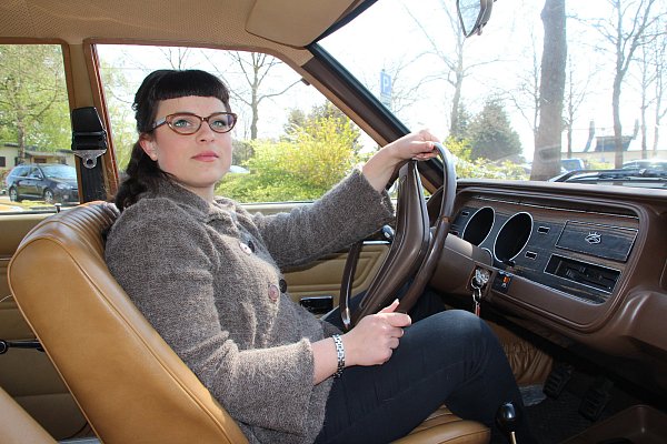 Retro: Lisa Balck in ihrem Ford Consul. Sie mag nicht nur die Autos, sondern auch den Kleidungsstil von damals. - © Amina Vieth