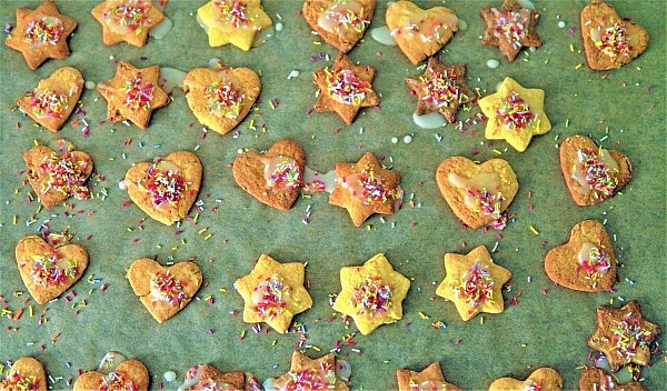 Bunte, selbstgemachte Plätzchen: Eine kreative und köstliche Idee für ein Wichtelgeschenk aus der eigenen Küche. - © Symbolbild/Pixabay