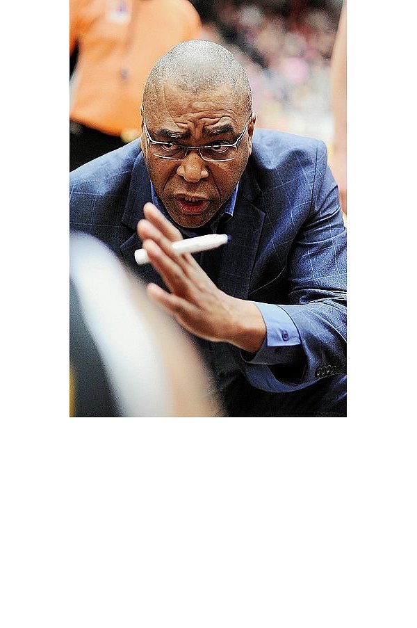 Pat Elzie gibt seinem Team beim jüngsten Sieg in Chemnitz klare Anweisungen. - © FOTO: IMAGO/EIBNER