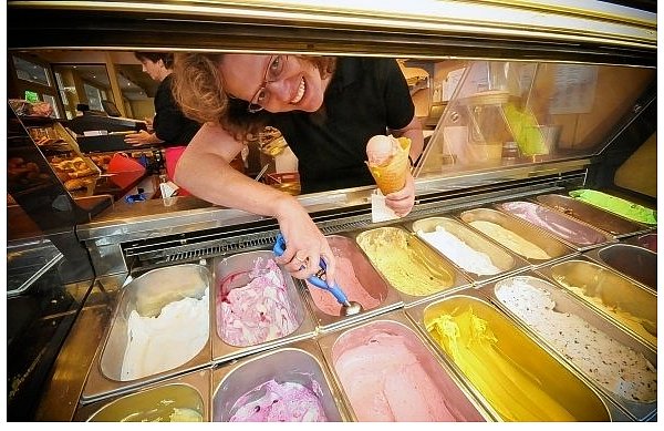 Inka Fritzenkötter führt gemeinsam mit ihrem Ehemann Christoph Fritzenkötter seit 1997 das gleichnamige Konditorei- und Café in der Innenstadt. - © FOTO: FLORIAN GONTEK