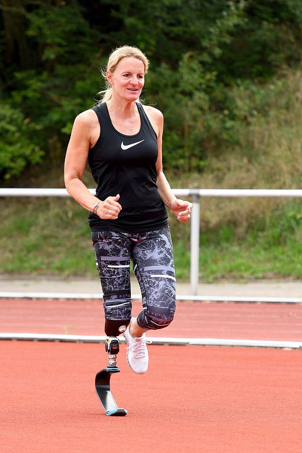 Perfekt: Kerstin Schlegel hat den Bogen raus. - © Jürgen Krüger