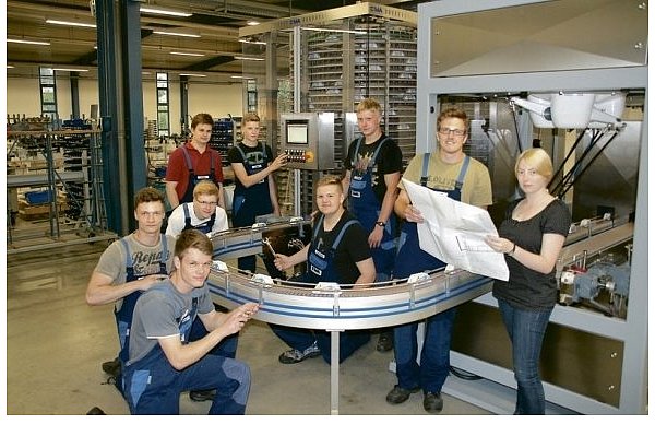 Christian Osterloh (v. l.), Marcel Bahr, Andre Strüwer, Maximilian Meise, Julius Weber, Christoph Nolte, Fabian Hoffmeister, Robin Schulz und Sonja Schafer an einer Speicheranlage. - © FOTO: AMINA VIETH